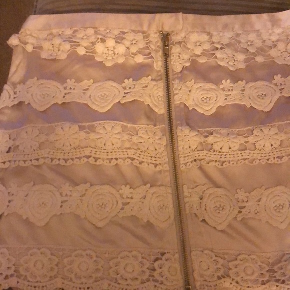 Beautiful satin and lace skirt - Picture 4 of 8